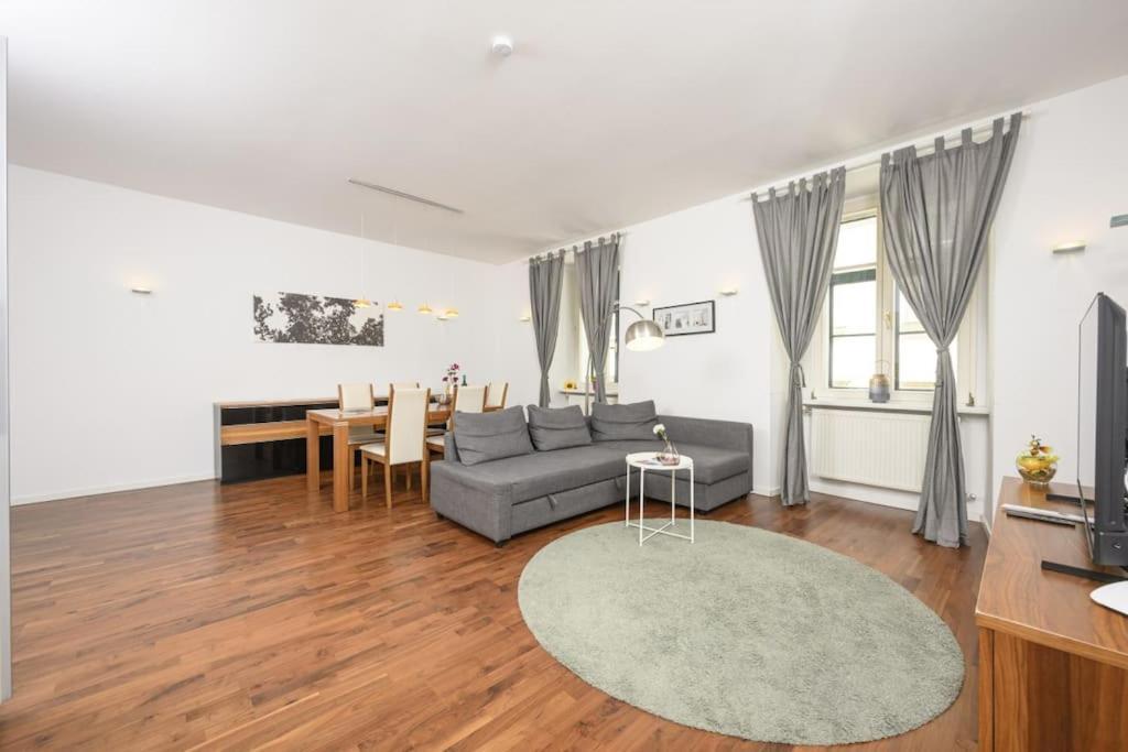 Charming In Center Apartment *