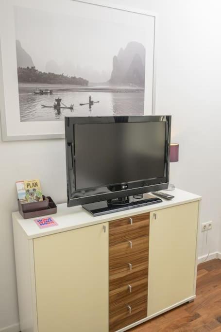 Charming In Center Apartment